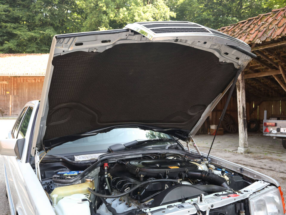Immagine 24/100 di Mercedes-Benz 190 E 2.3 (1992)