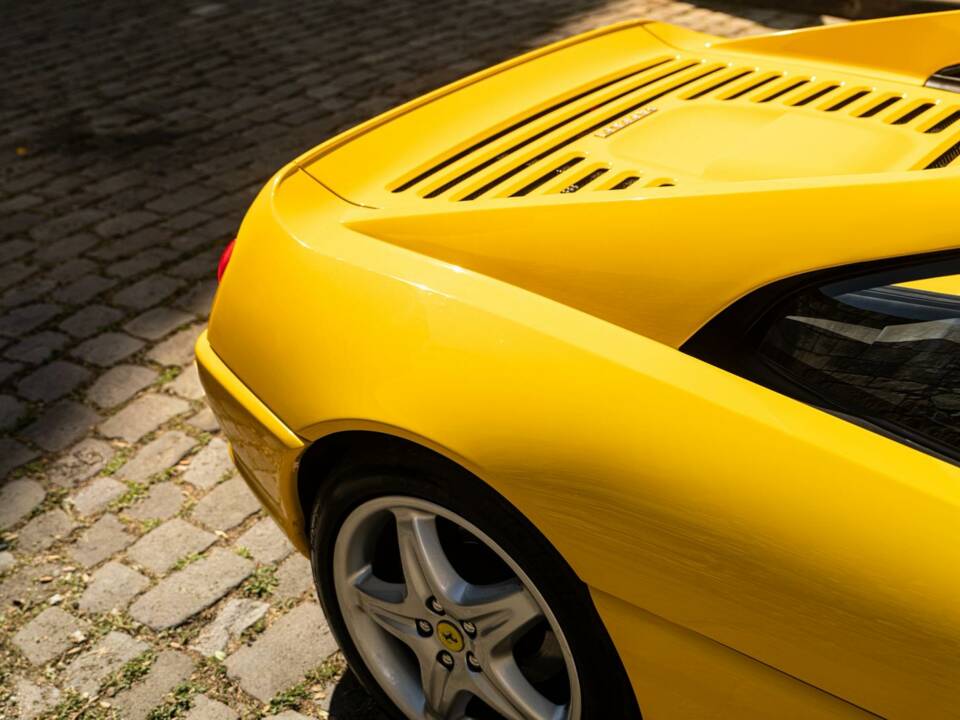 Immagine 27/33 di Ferrari F 355 Berlinetta (1995)