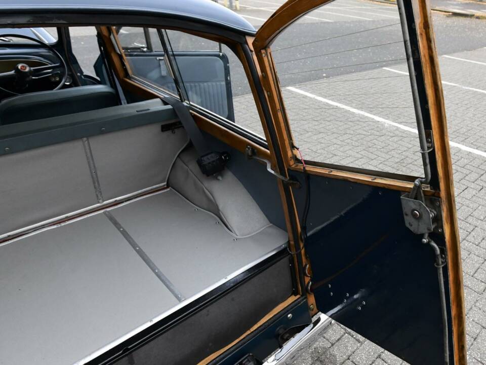 Image 22/50 of Morris Minor 1000 Traveller (1969)