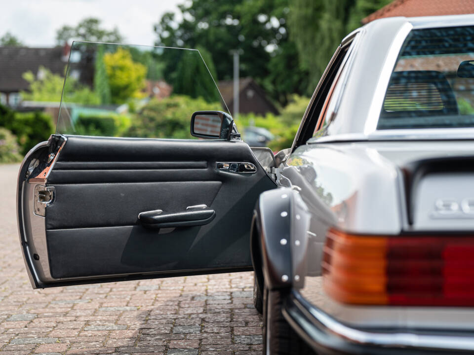Image 32/68 of Mercedes-Benz 500 SL (1984)