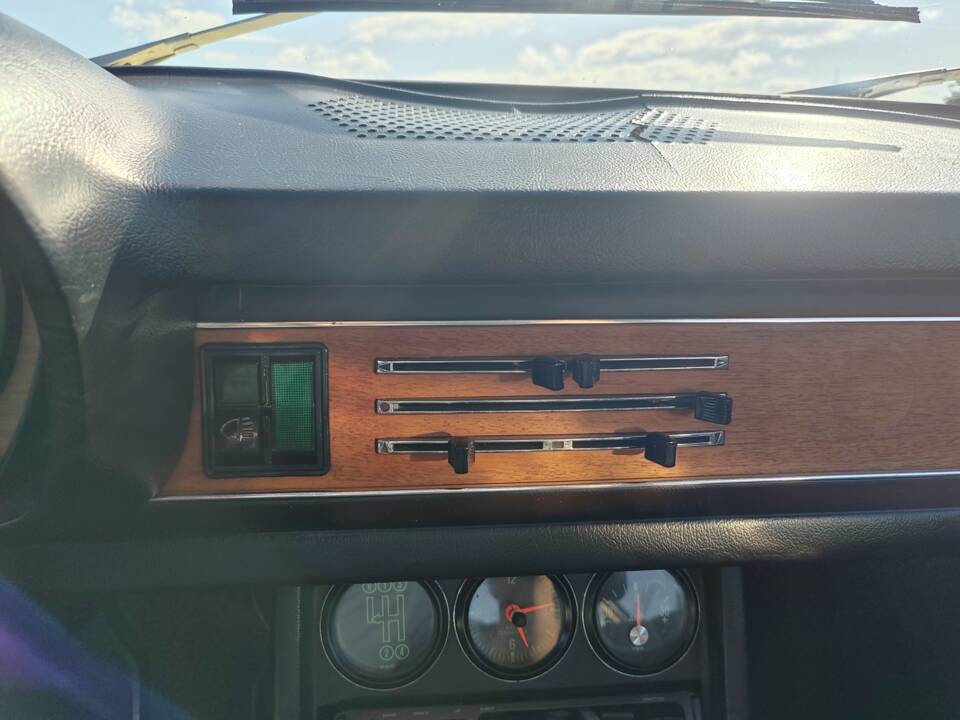 Image 32/54 of Audi 100 Coupe S (1971)
