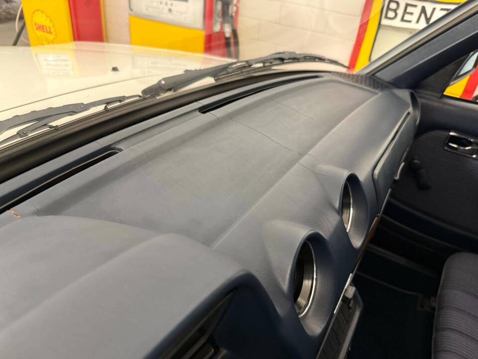 Image 11/18 of Mercedes-Benz 200 (1983)