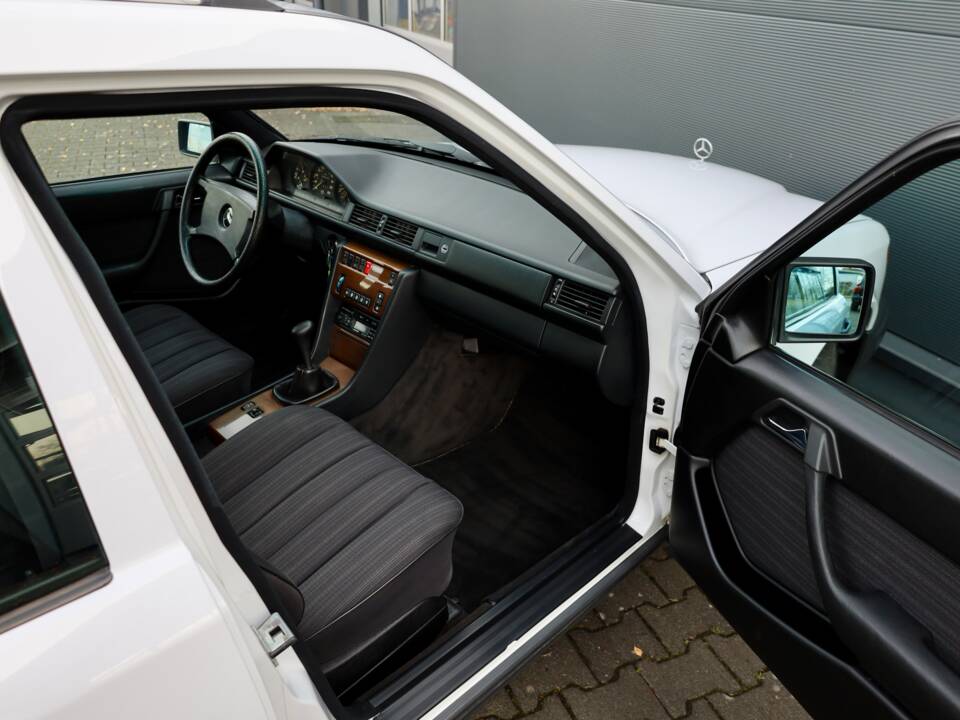 Immagine 11/18 di Mercedes-Benz 200 TE (1989)
