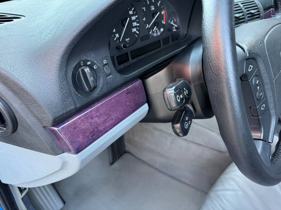 Image 42/100 of BMW 540i Touring (1998)