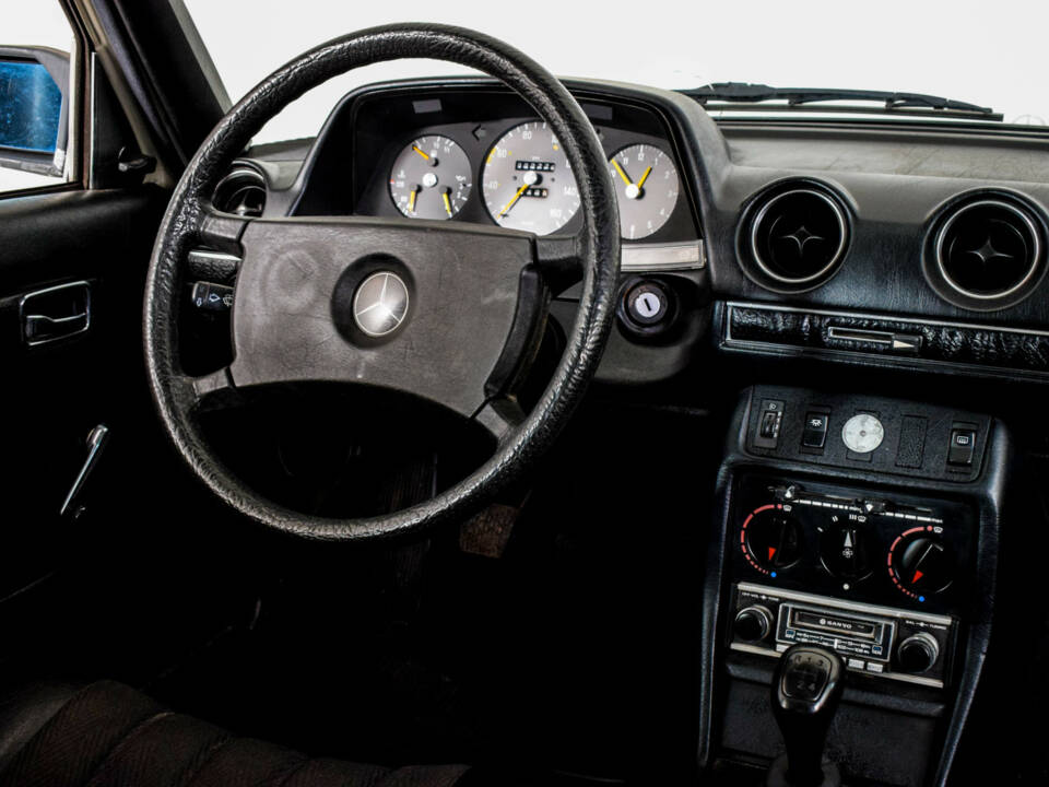 Immagine 13/46 di Mercedes-Benz 240 D (1982)