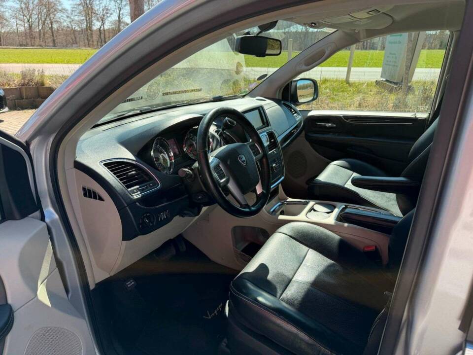 Bild 9/22 von Lancia Voyager 3.6 (2012)