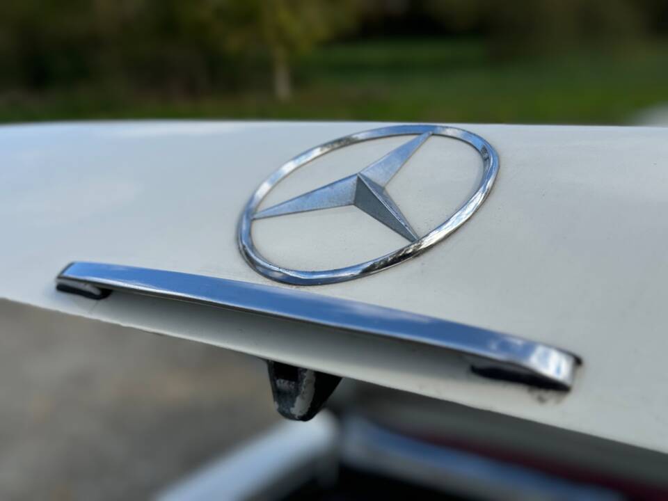 Image 110/132 of Mercedes-Benz 220 SE b (1963)