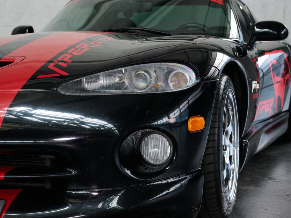 Image 13/50 of Dodge Viper GTS (2005)