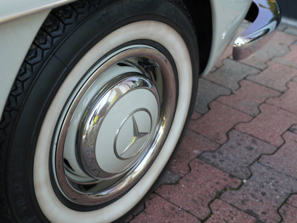 Image 18/50 of Mercedes-Benz 190 SL (1962)