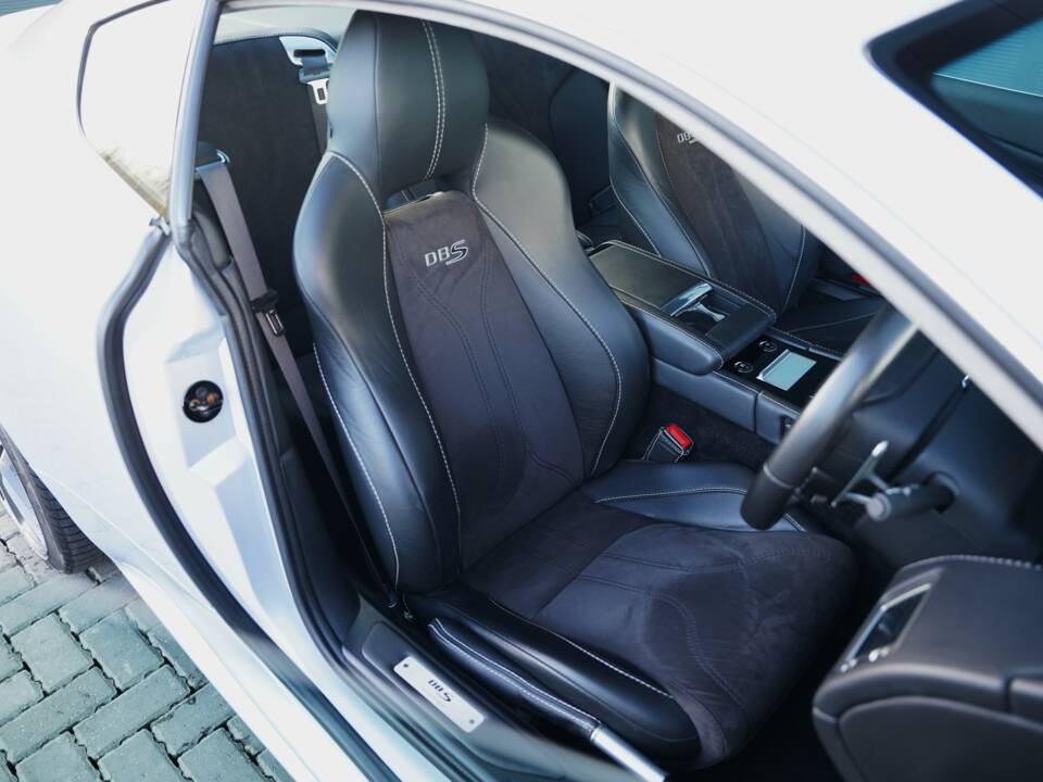 Immagine 13/50 di Aston Martin DBS (2011)