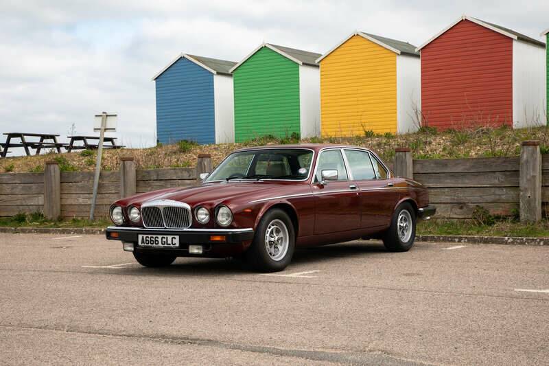 Image 11/50 of Daimler Double Six (1983)