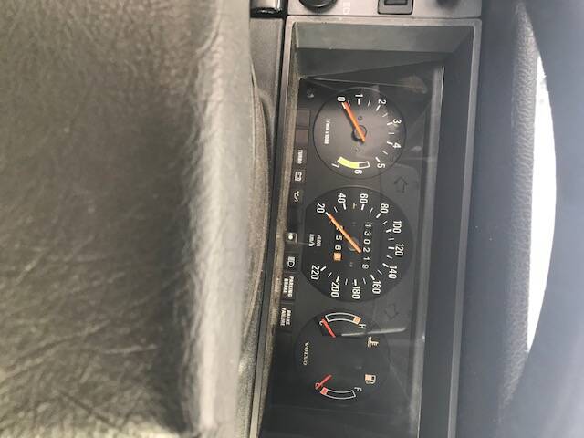 Image 4/29 of Volvo 240 Turbo (1983)