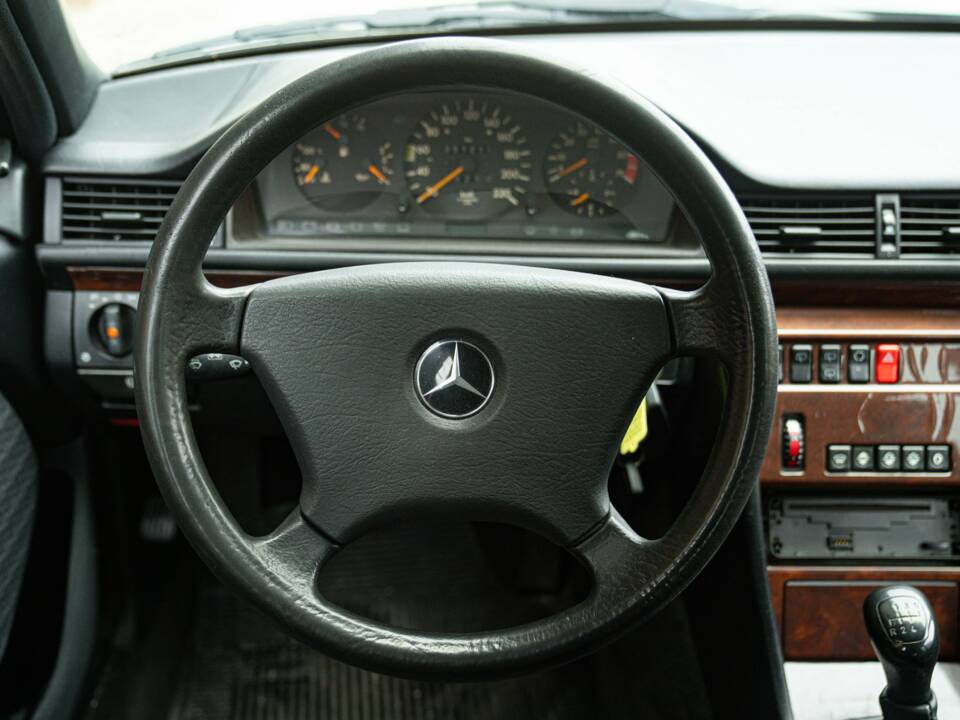 Image 46/50 of Mercedes-Benz 200 TE (1992)