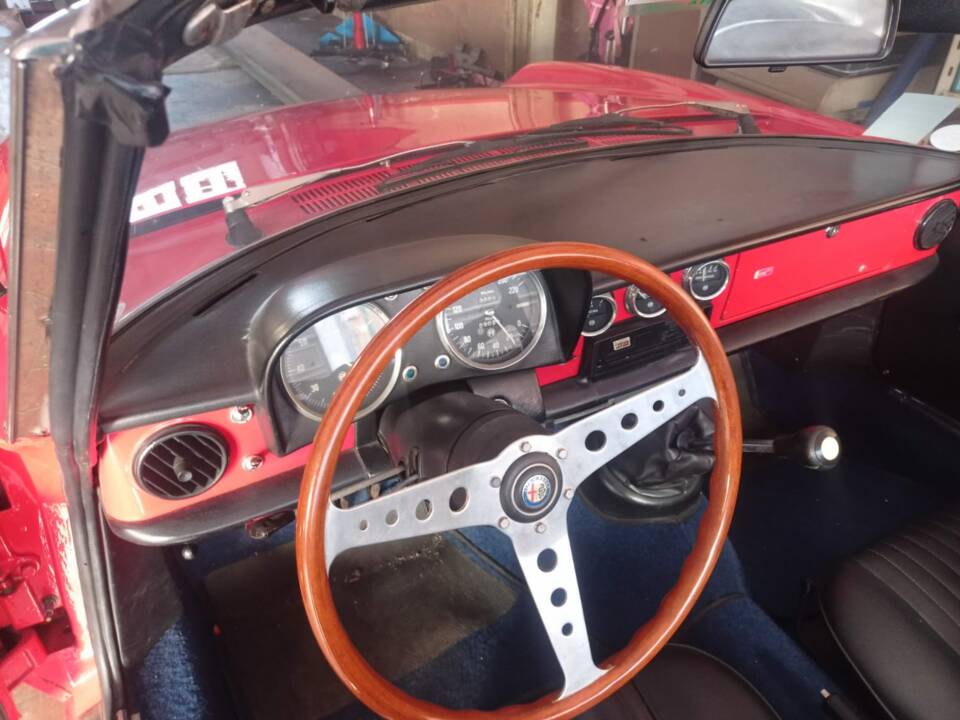 Image 11/47 of Alfa Romeo 1300 Spider Junior (1969)