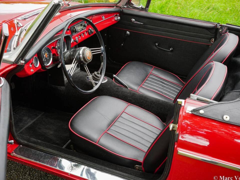 Image 25/39 de MG MGB (1964)
