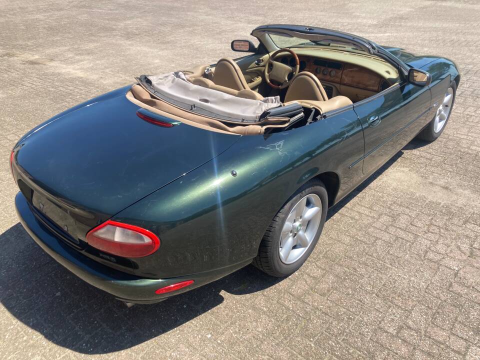 Image 8/33 of Jaguar XK8 4.0 (1997)