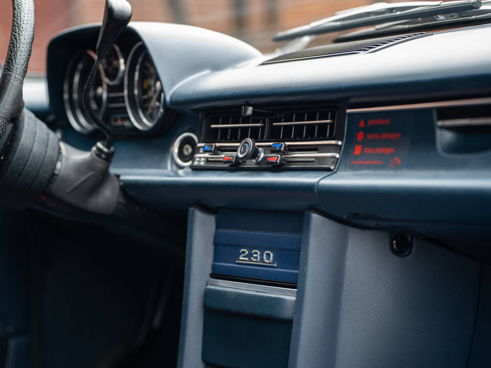 Image 29/63 of Mercedes-Benz 230&#x2F;6 (1974)
