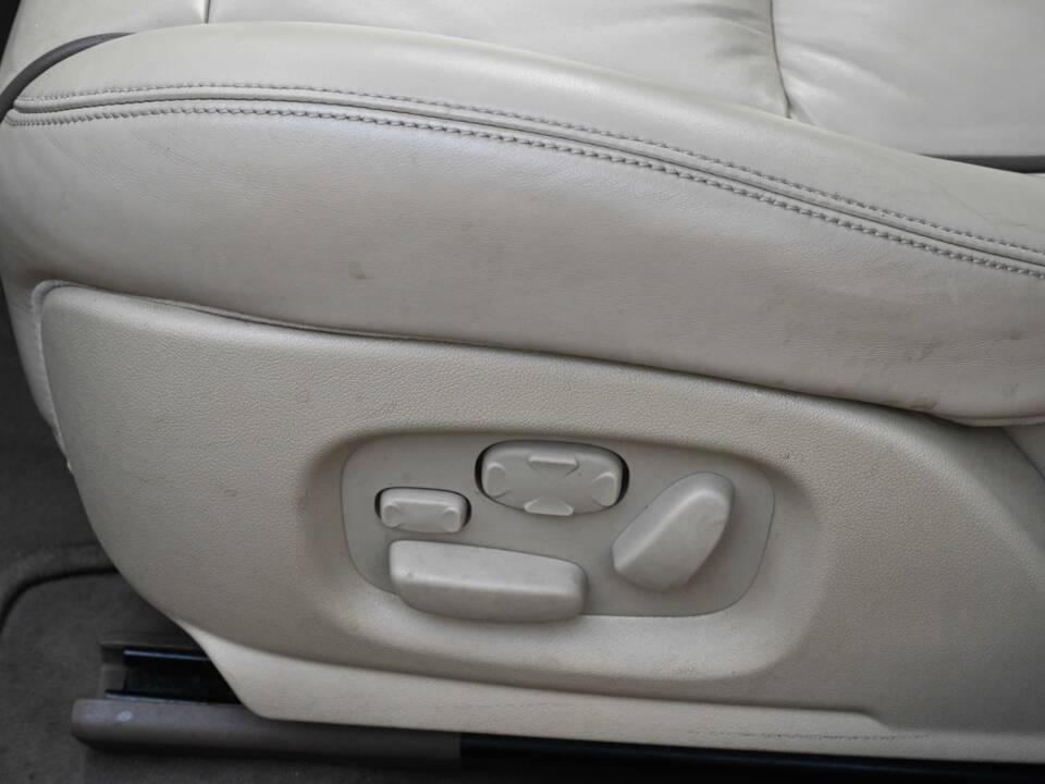 Image 36/50 of Jaguar XJ 8 4.2 (2006)