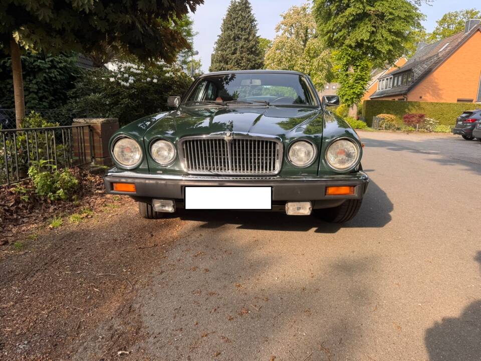 Image 6/8 of Jaguar XJ 6 4.2 (1985)