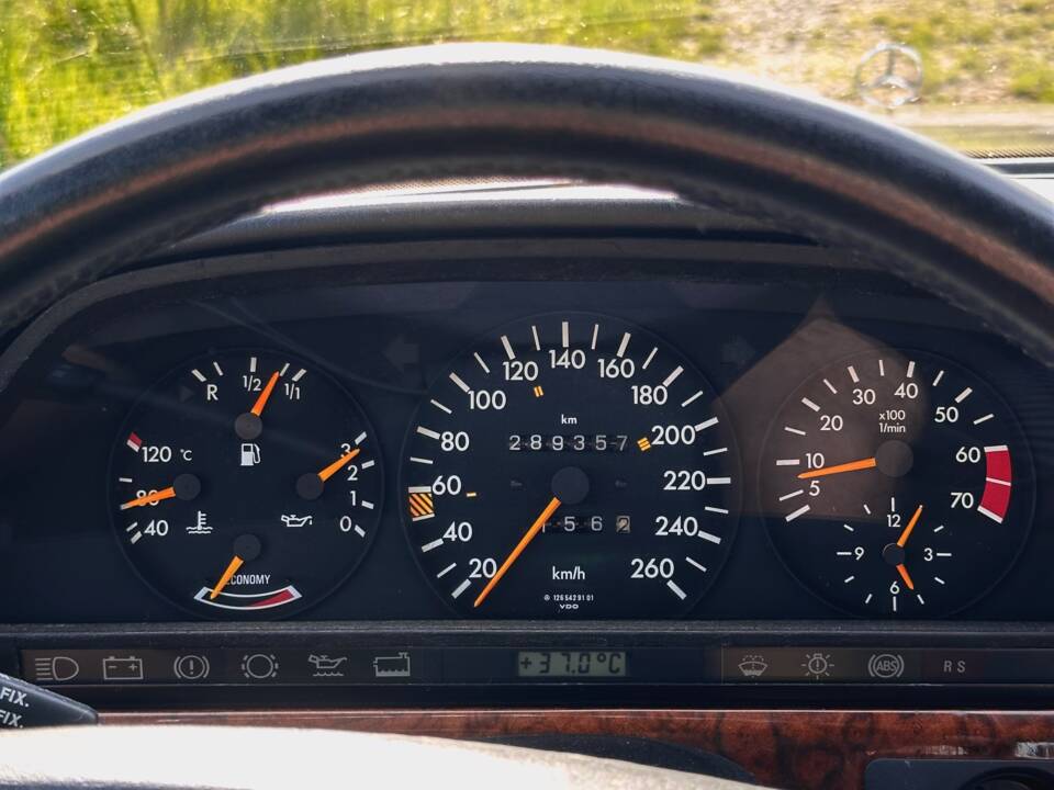 Image 16/18 de Mercedes-Benz 560 SEL (1986)