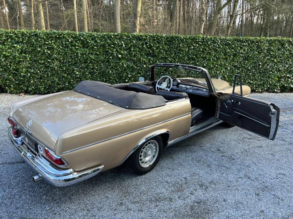 Image 19/22 of Mercedes-Benz 220 SE b (1963)