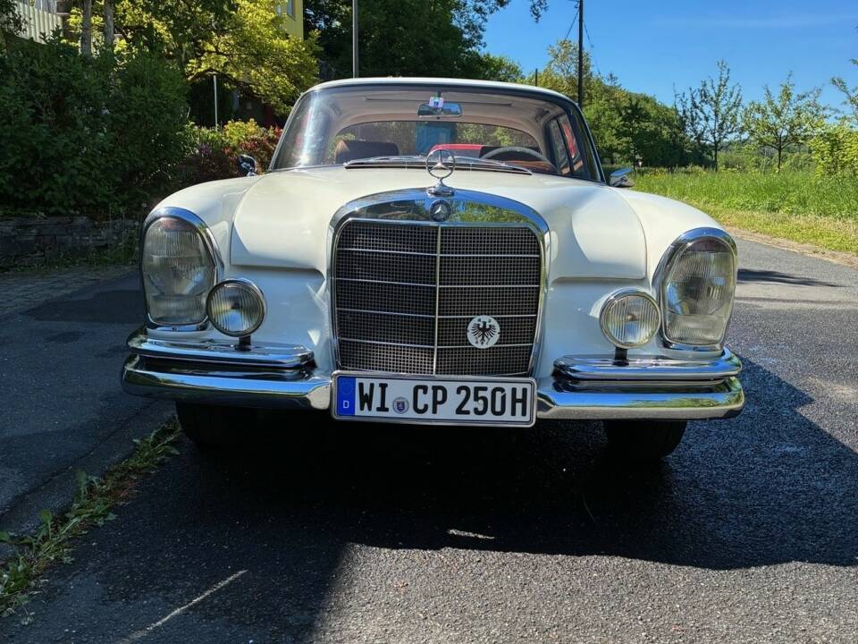 Image 1/19 of Mercedes-Benz 250 SE (1965)