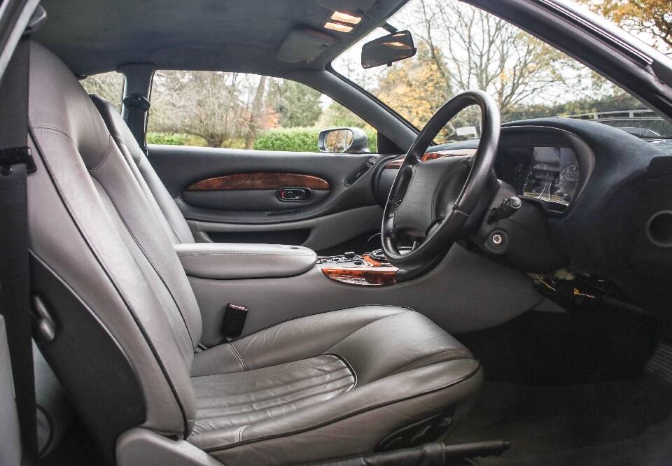 Image 18/34 of Aston Martin DB 7 (1999)