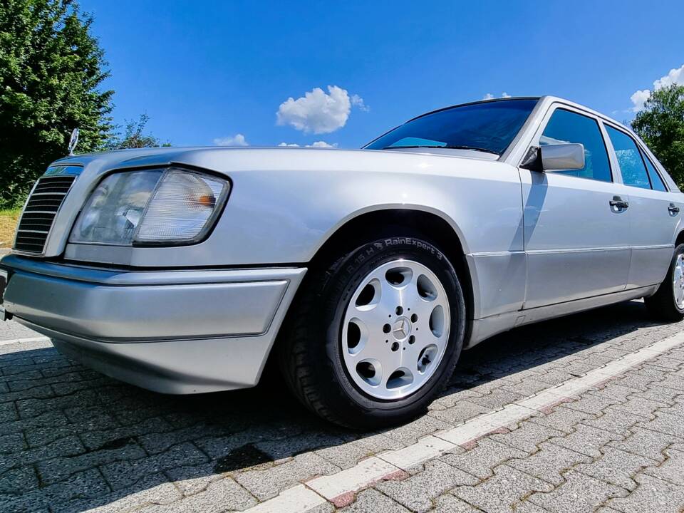 Bild 1/12 von Mercedes-Benz E 220 (1994)