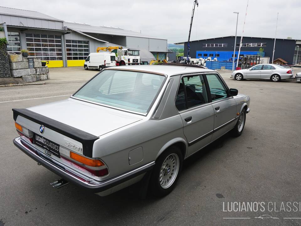 Image 9/59 of BMW 528i (1982)