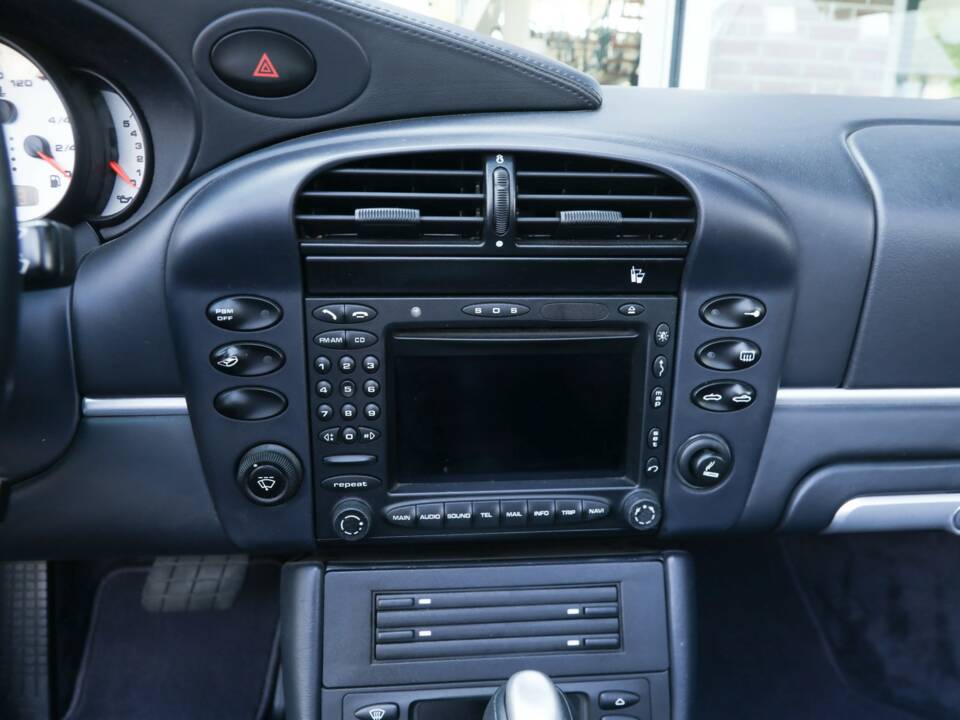Image 29/50 of Porsche 911 Carrera 4S (2004)