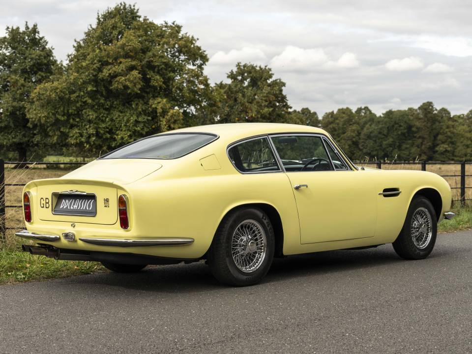 Afbeelding 2/27 van Aston Martin DB 6 Mk II (1971)