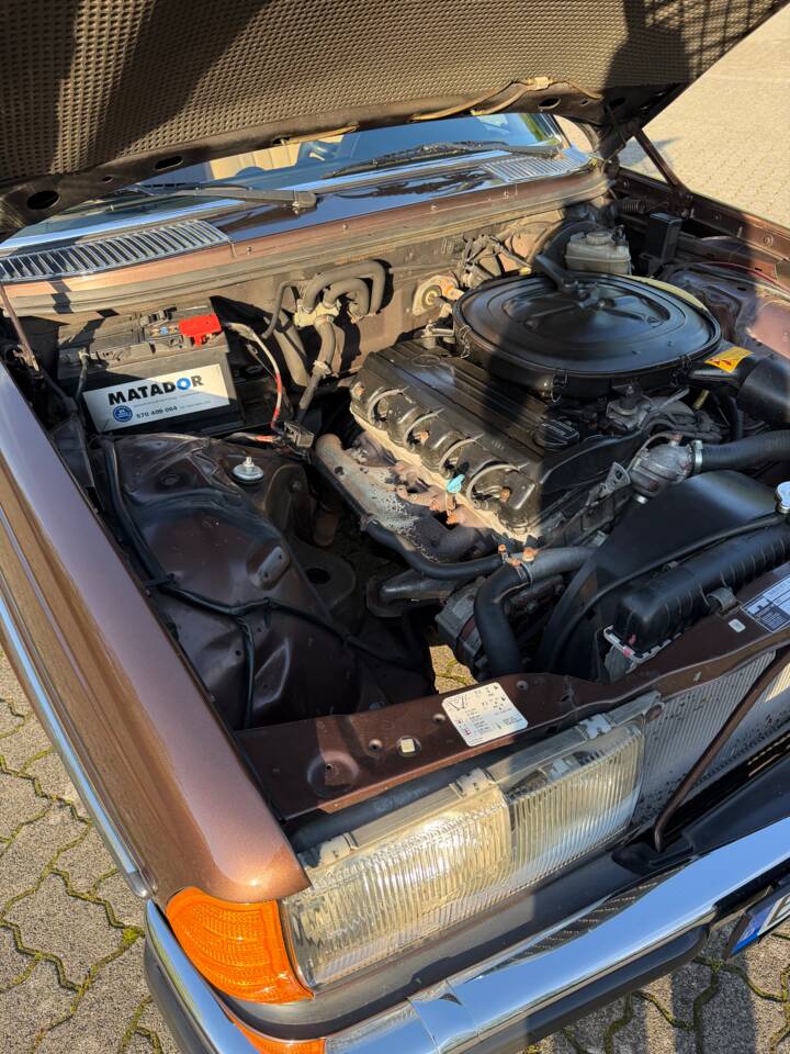 Image 17/31 of Mercedes-Benz 230 CE (1984)