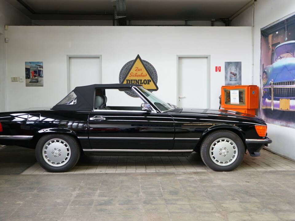 Image 20/22 of Mercedes-Benz 560 SL (1987)