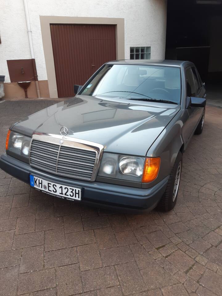 Image 9/10 of Mercedes-Benz 200 E (1988)