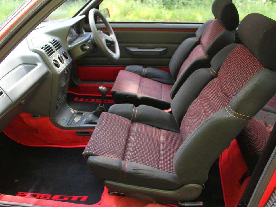 Imagen 12/17 de Peugeot 205 GTi 1.6 (1989)