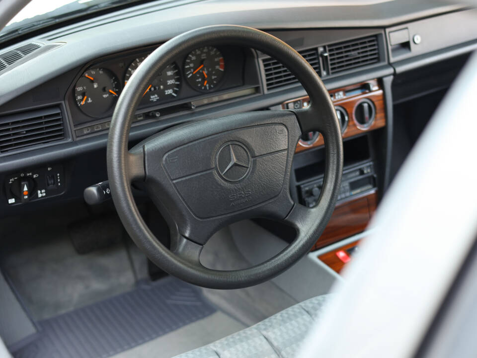 Immagine 77/100 di Mercedes-Benz 190 E 2.3 (1992)