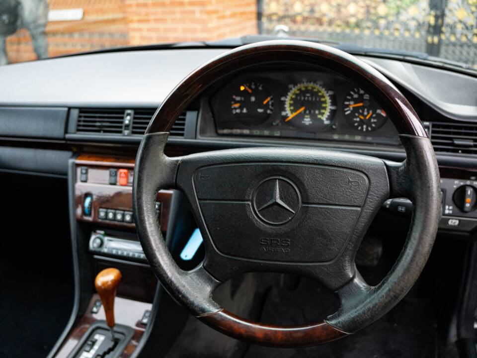 Bild 35/42 von Mercedes-Benz E 320 (1995)