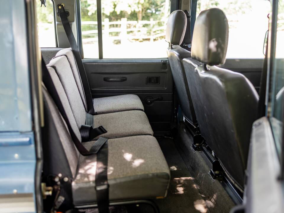 Image 25/50 of Land Rover 110 (1988)