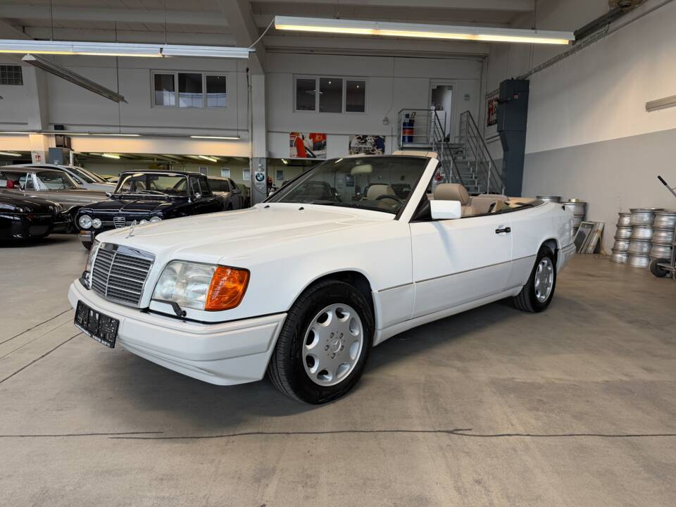 Bild 11/34 von Mercedes-Benz E 320 (1996)
