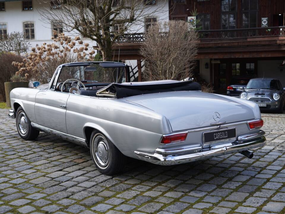 Image 3/13 of Mercedes-Benz 220 SE b (1962)