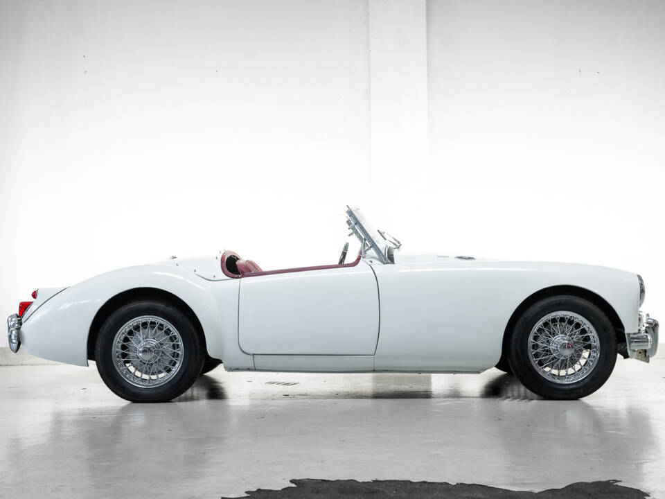 Image 3/28 of MG MGA 1600 (1960)