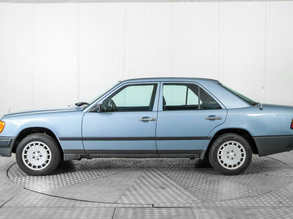 Bild 9/50 von Mercedes-Benz 230 E (1985)