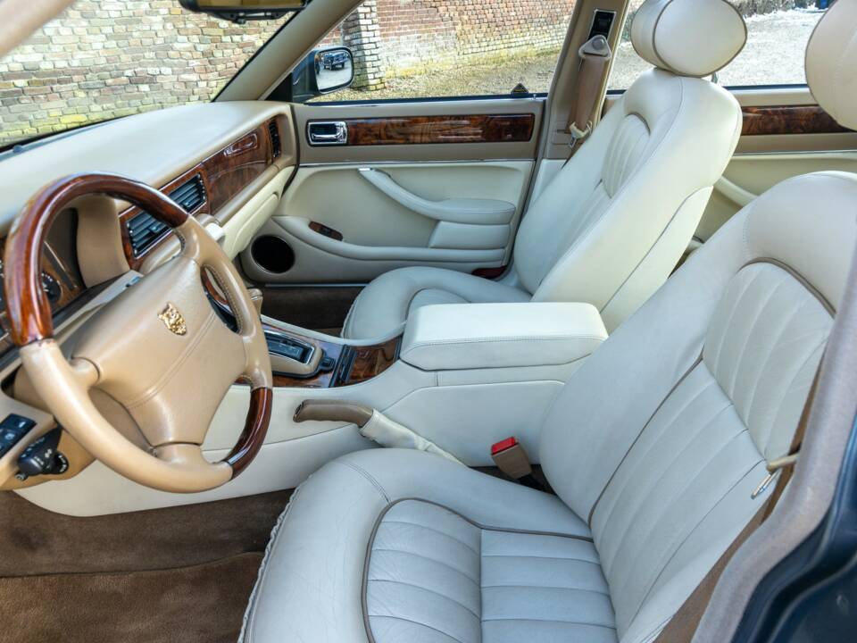 Image 39/50 of Jaguar XJ 6 4.0 Sovereign (1995)