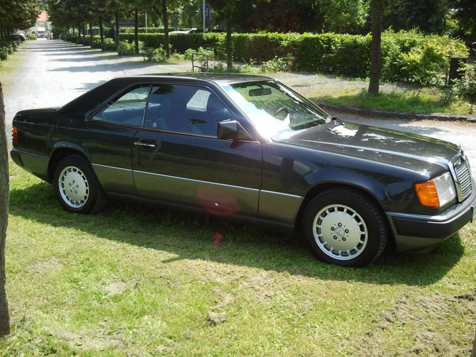 Image 2/9 of Mercedes-Benz 300 CE (1990)