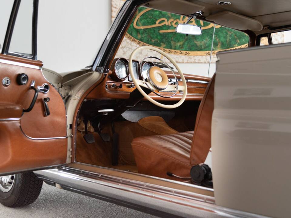 Bild 26/44 von Mercedes-Benz 220 SE b (1964)