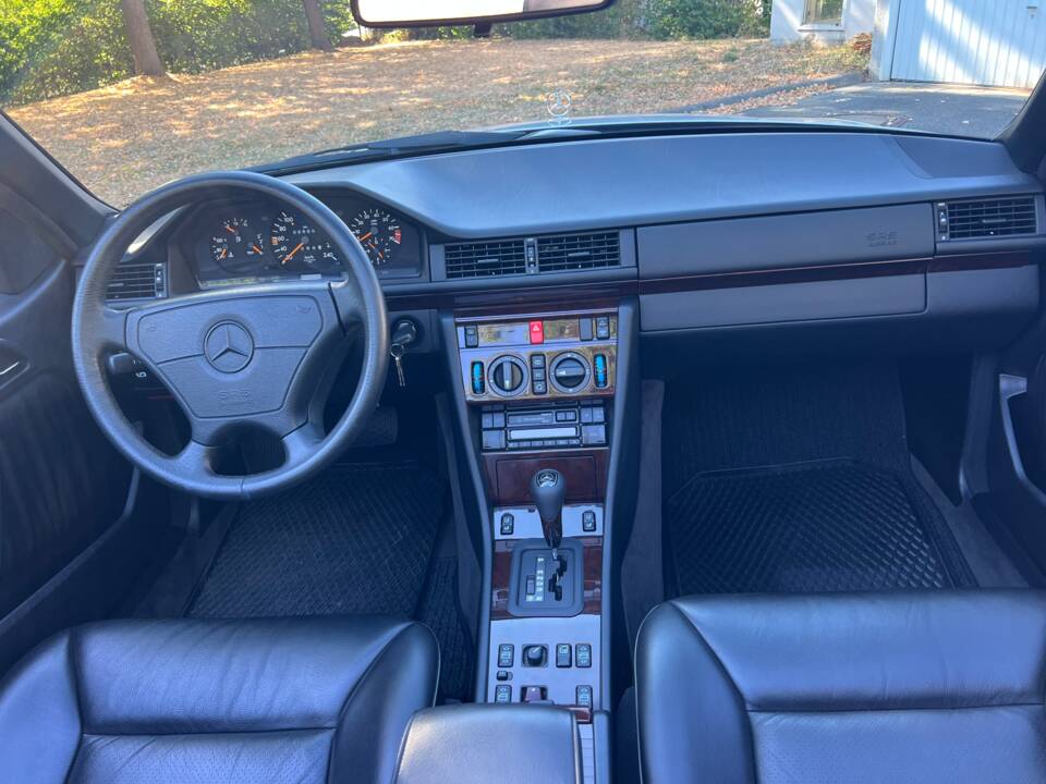 Obraz 5/61 pojazdu Mercedes-Benz E 220 (1996)