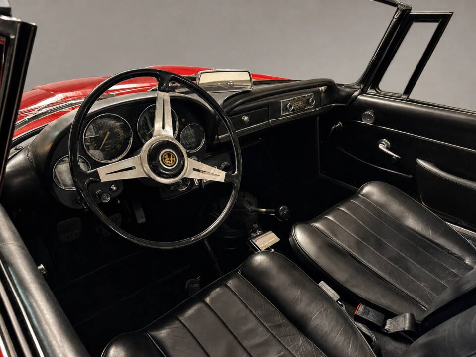 Image 22/31 of Alfa Romeo 2600 Spider (1964)