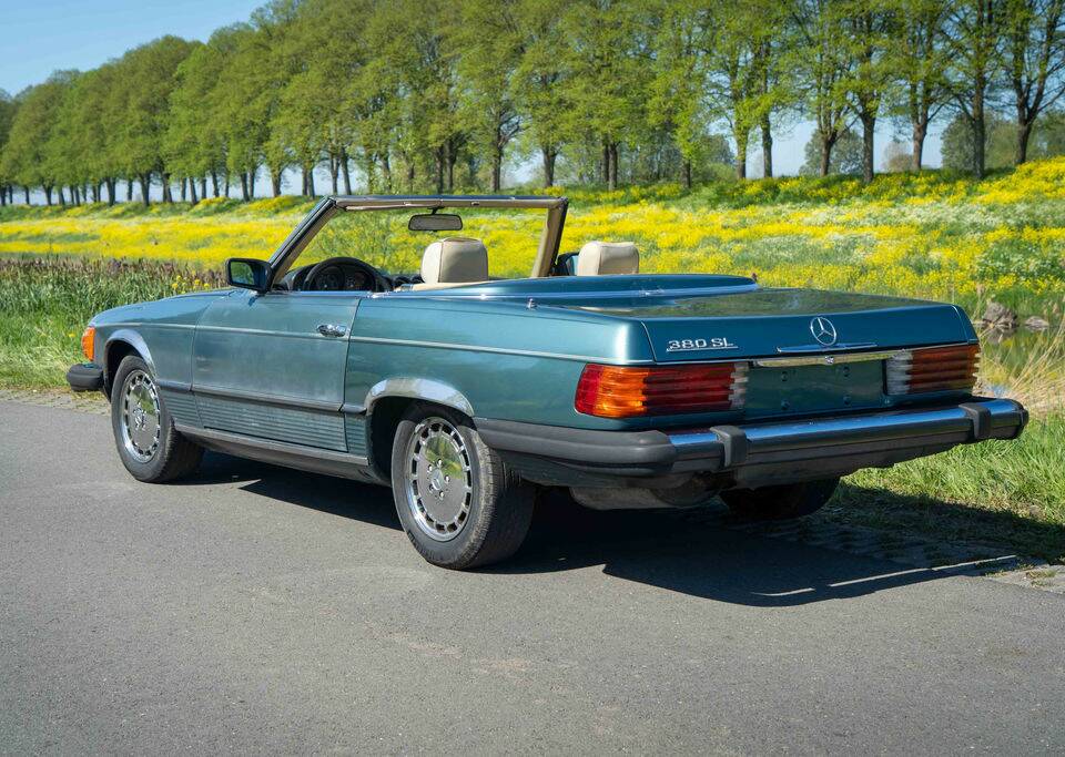 Image 6/8 de Mercedes-Benz 380 SL (1983)