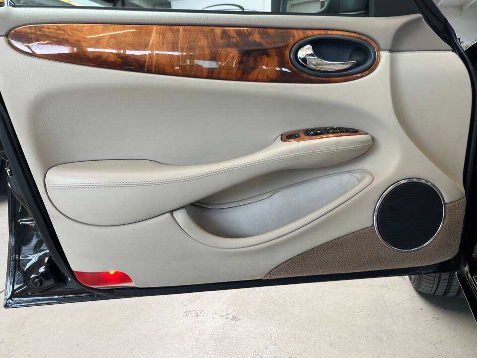 Image 42/50 of Jaguar XJ 8 Sovereign (2000)