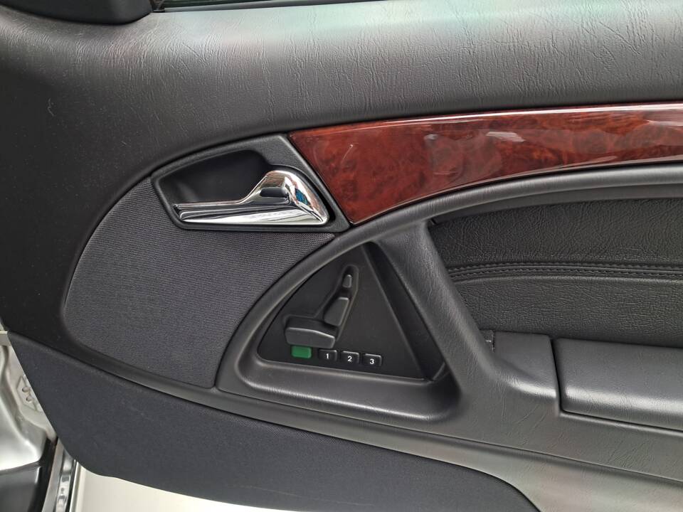 Image 17/50 of Mercedes-Benz SL 320 (1998)